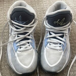 Nike Kyrie Irving Infinity “Smoke and Mirrors” Basketball Shoes. Size 4Y